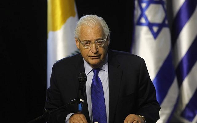 El embajador de Estados Unidos en Israel, David Friedman, pronunció un discurso durante la quinta cumbre Israel-Grecia-Chipre a la que asistieron el primer ministro israelí, el presidente chipriota y el primer ministro griego, en Beersheba, Israel, el 20 de diciembre de 2018. (Menahem Kahana / AFP)