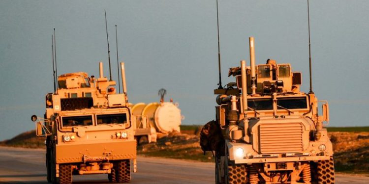 Los vehículos tácticos del Cuerpo de Marines de EE. UU. Se ven conduciendo a lo largo de una carretera cerca de la ciudad de Tal Baydar en el campo de la provincia de Hasakeh, noreste de Siria, el 21 de diciembre de 2018. (Delil Souleiman / AFP)