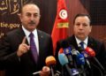 El Ministro de Relaciones Exteriores de Turquía, Mevlut Cavusoglu, a la izquierda, asiste a una conferencia de prensa con el Ministro de Relaciones Exteriores de Túnez, Khemaies Jhinaoui, en Túnez, Túnez, el 24 de diciembre de 2018. (FETHI BELAID / AFP)