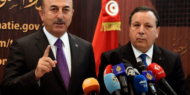 El Ministro de Relaciones Exteriores de Turquía, Mevlut Cavusoglu, a la izquierda, asiste a una conferencia de prensa con el Ministro de Relaciones Exteriores de Túnez, Khemaies Jhinaoui, en Túnez, Túnez, el 24 de diciembre de 2018. (FETHI BELAID / AFP)