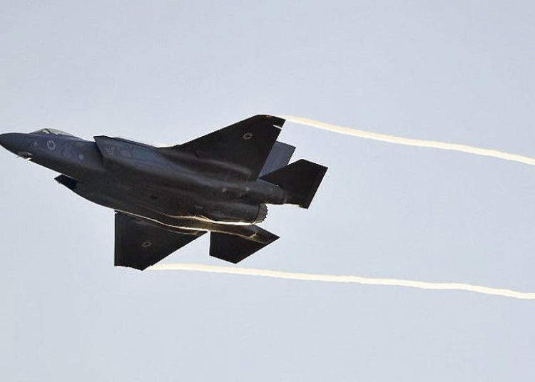 Ilustrativo: Un avión de combate F-35 Lightning II de la Fuerza Aérea Israelí participa en una ceremonia de graduación para pilotos de la IAF en la base Hatzerim en el desierto de Negev en Israel el 26 de diciembre de 2018. (Jack Guez / AFP)