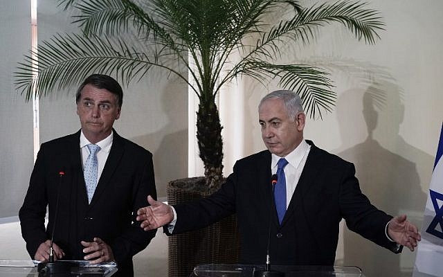 El primer ministro Benjamin Netanyahu (R) y el presidente electo de Brasil, Jair Bolsonaro, dan una conferencia de prensa después de celebrar una reunión en el fuerte de Copacabana en Río de Janeiro, Brasil, el 28 de diciembre de 2018. (Foto de Leo CORREA / POOL / AFP)