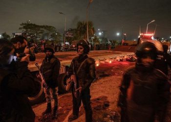 Miembros de las fuerzas de seguridad egipcias hacen guardia en la escena de un ataque contra un autobús turístico en la provincia de Giza, al sur de la capital egipcia de El Cairo, el 28 de diciembre de 2018 (MOHAMED EL-SHAHED / AFP)