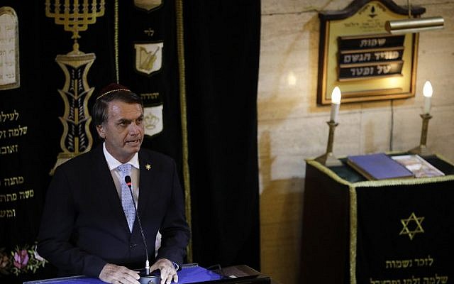 El presidente electo de Brasil, Jair Bolsonaro, pronunció un discurso en una sinagoga en el barrio de Copacabana, Río de Janeiro, durante la visita del primer ministro israelí, Benjamin Netanyahu, a Brasil, el 28 de diciembre de 2018. (Foto de Leo CORREA / POOL / AFP)