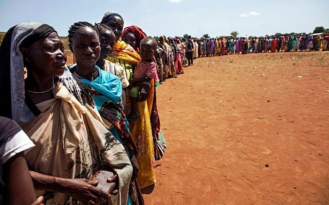 Los desplazados internos llegaron recientemente a Wau, Sudán del Sur, debido a los enfrentamientos armados en las aldeas vecinas, a la espera de ser registrados por la Organización Internacional para las Migraciones (OIM) y el Programa Mundial de Alimentos (PMA) el 11 de mayo de 2016 (AFP PHOTO / ALBERT GONZALEZ FARRAN)