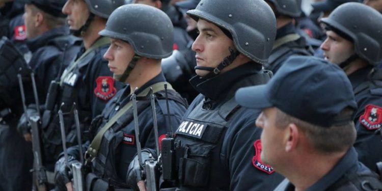 Policías especiales albaneses participan en una sesión informativa sobre seguridad en el estadio Elbasan Arena antes del partido de fútbol de clasificación del Grupo G de la Copa del Mundo 2018 entre Albania e Israel, en Elbasan el 12 de noviembre de 2016. (AFP PHOTO / GENT SHKULLAKU