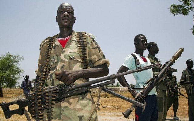 Los miembros de las tropas de la oposición sostienen armas cerca de su base en Thonyor, Sudán del Sur, el 11 de abril de 2017. (Foto de AFP / Albert Gonzalez Farran)