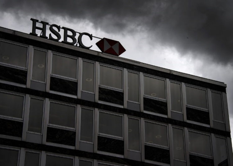 En esta imagen de archivo tomada el 14 de junio de 2013, las nubes se reúnen sobre un cartel del banco privado HSBC (Suiza) en el centro de Ginebra. (AFP / Fabrice Coffrini)