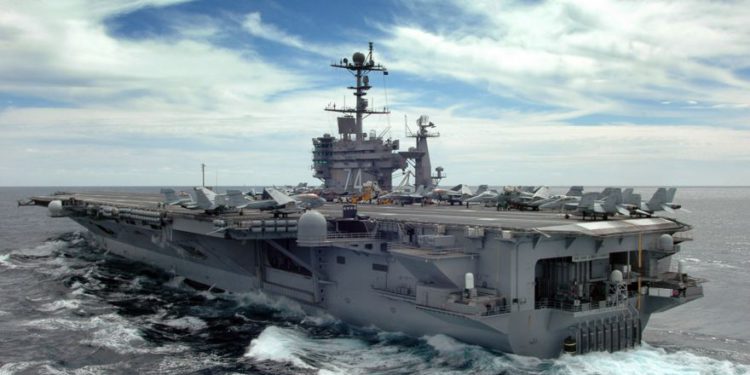 Barcos iraníes disparan misiles cerca de portaaviones de la marina de EE.UU en el Golfo Pérsico