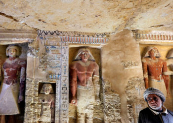 Saeed Abdel Aal, un trabajador de excavaciones en la tumba recientemente descubierta en el sitio de la pirámide escalonada de Saqqara, en Giza, Egipto, el 15 de diciembre de 2018. Amr Nabil / AP