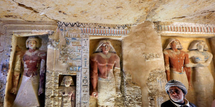 Saeed Abdel Aal, un trabajador de excavaciones en la tumba recientemente descubierta en el sitio de la pirámide escalonada de Saqqara, en Giza, Egipto, el 15 de diciembre de 2018. Amr Nabil / AP