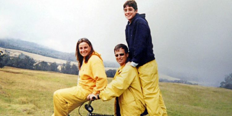 Foto de archivo: Asaf, Ilan y Rona Ramon en unas vacaciones en Hawai, 2002. AFP