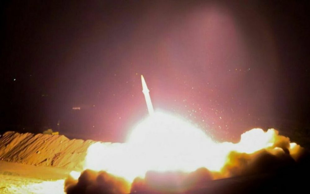 Irán lanza un misil balístico contra objetivos del Estado Islámico en el este de Siria el 18 de junio de 2017. (Cuerpo de la Guardia Revolucionaria Islámica)