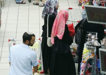 Activistas palestinos piden boicot contra el primer centro comercial israelí-palestino