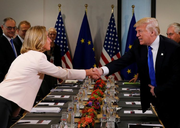 El presidente de los Estados Unidos, Donald Trump (R), saluda a la jefa de política exterior de la Unión Europea, Federica Mogherini, antes de su reunión en la sede de la Unión Europea en Bruselas, Bélgica, 25 de mayo de 2017 .. (Crédito de la foto: REUTERS)