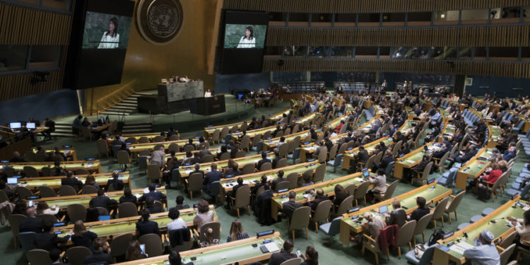 La embajadora de los Estados Unidos ante las Naciones Unidas, Nikki Haley, habla ante la Asamblea General antes de una votación en la Asamblea General el 13 de junio de 2018 en Nueva York. . (Crédito de la foto: DON EMMERT / AFP)