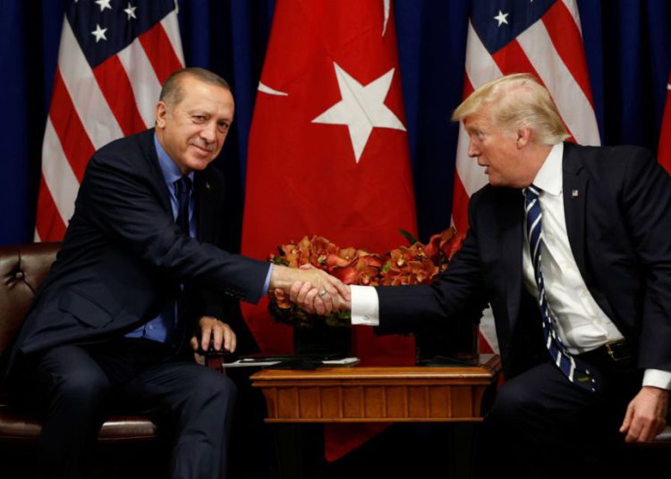 El presidente de los Estados Unidos, Donald Trump, se reúne con el presidente Recep Tayyip Erdogan de Turquía durante la Asamblea General de la ONU en Nueva York, EE. UU. (Crédito de la foto: KEVIN LAMARQUE)