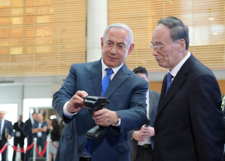 El primer ministro Benjamin Netanyahu y el vicepresidente chino Wang Qishan asisten a la Comisión de Innovación en el Ministerio de Relaciones Exteriores Israel-China. (Crédito de la foto: GPO / KOBI GIDEON)