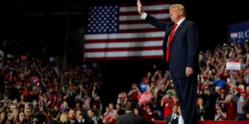 El presidente de los Estados Unidos, Donald Trump, saluda a los simpatizantes en un mitin de campaña en la víspera de las elecciones de medio término en el Show Me Center en Cape Girardeau, Missouri, EE. UU., 5 de noviembre de 2018 .. (Crédito de la foto: CARLOS BARRIA / REUTERS)