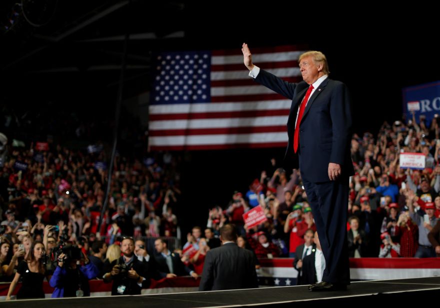 El presidente de los Estados Unidos, Donald Trump, saluda a los simpatizantes en un mitin de campaña en la víspera de las elecciones de medio término en el Show Me Center en Cape Girardeau, Missouri, EE. UU., 5 de noviembre de 2018 .. (Crédito de la foto: CARLOS BARRIA / REUTERS)