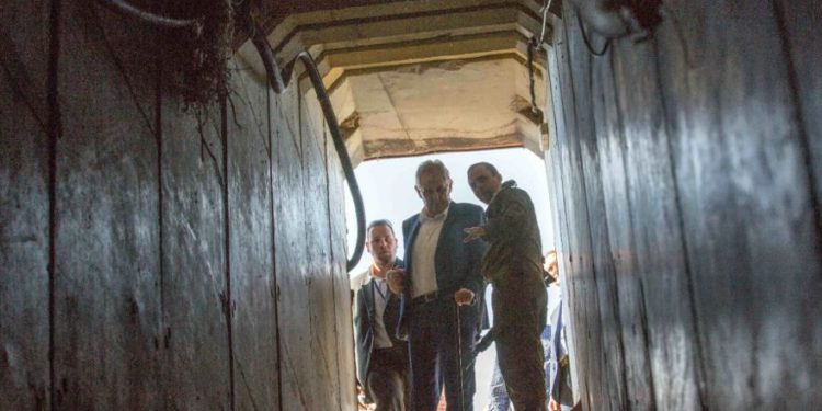 El presidente checo Milos Zeman ve la entrada a un túnel de Hamas durante una visita a la región de la frontera de Gaza en Israel, el 29 de noviembre de 2018. (Crédito de la foto: AVI HAYUN / MINISTERIO EXTRANJERO)