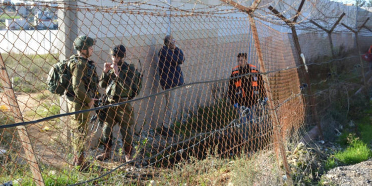 Terrorista palestino que apuñaló a soldado de las FDI se entrega a las fuerzas de seguridad
