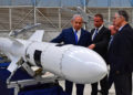 l primer ministro Benjamin Netanyahu inspecciona un misil en las industrias aeroespaciales de Israel .. (crédito de foto: KOBI GIDEON / GPO)