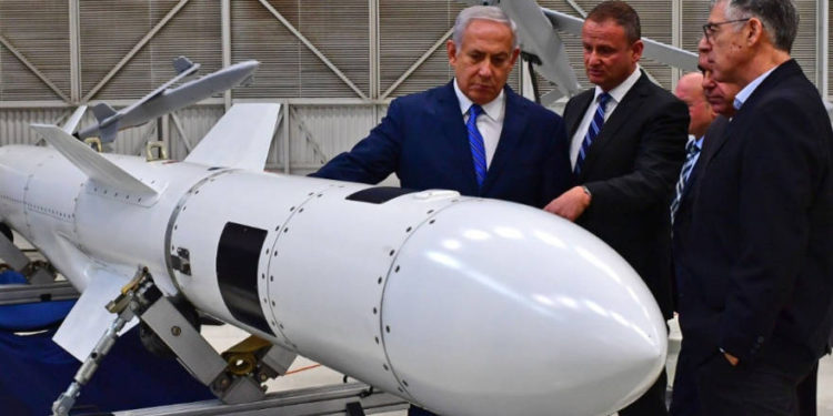 l primer ministro Benjamin Netanyahu inspecciona un misil en las industrias aeroespaciales de Israel .. (crédito de foto: KOBI GIDEON / GPO)