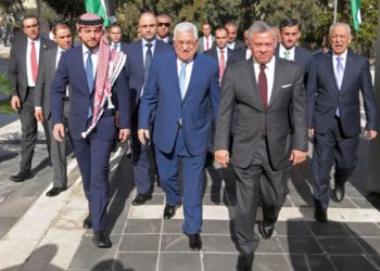 El rey de Jordania, Abdullah II (R), su príncipe heredero Hussein (L) y el presidente palestino Mahmoud Abbas se reúnen en Amman antes de las celebraciones navideñas de Navidad el 18 de diciembre de 2018. (Crédito de la foto: AFP PHOTO / PPO / THAER GHANAIM)