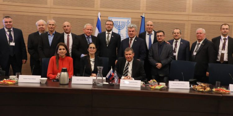 Los miembros de la delegación de la defensa rusa visitan la Knesset el 19 de diciembre. (Crédito de la foto: ISAAC HARARI / OFICINA DE APROBACIÓN DE PESTAÑA)