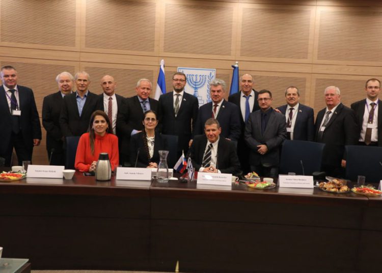 Los miembros de la delegación de la defensa rusa visitan la Knesset el 19 de diciembre. (Crédito de la foto: ISAAC HARARI / OFICINA DE APROBACIÓN DE PESTAÑA)