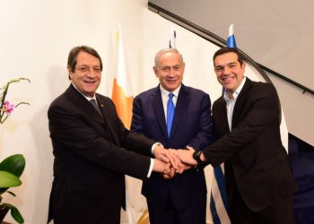 Israel PM Binyamin Netanyahu, el presidente chipriota Nicos Anastasiades y el primer ministro griego Alexis Tsipras en la cumbre Israel-Grecia-Chipre el 20 de diciembre de 2018. (Crédito de la foto: PMO)