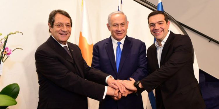 Israel PM Binyamin Netanyahu, el presidente chipriota Nicos Anastasiades y el primer ministro griego Alexis Tsipras en la cumbre Israel-Grecia-Chipre el 20 de diciembre de 2018. (Crédito de la foto: PMO)