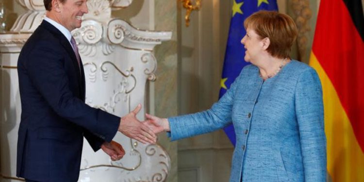 La canciller alemana, Angela Merkel, recibe al embajador de EE. UU. En Alemania, Richard Grenell, en Meseberg, Alemania, el 6 de julio de 2018 .. (crédito de foto: AXEL SCHMIDT / REUTERS)