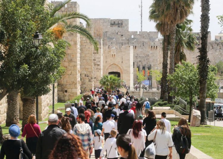 TURISTAS A TRAVÉS de la Ciudad Vieja de Jerusalén en números récord .. (Crédito de la foto: MARC ISRAEL SELLEM / THE JERUSALEM POST)