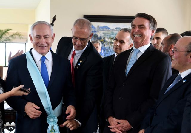 El primer ministro Netanyahu recibe la decoración nacional más alta para los visitantes en Brasil .. (crédito de foto: AVI OHAYON - GPO)