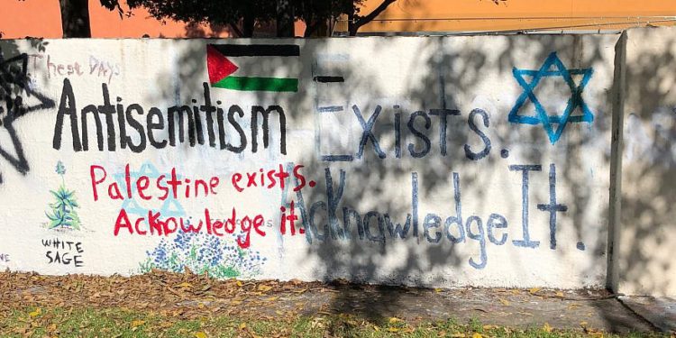 Monumento a las víctimas de la sinagoga de Pittsburgh vandalizado con graffiti de bandera palestina