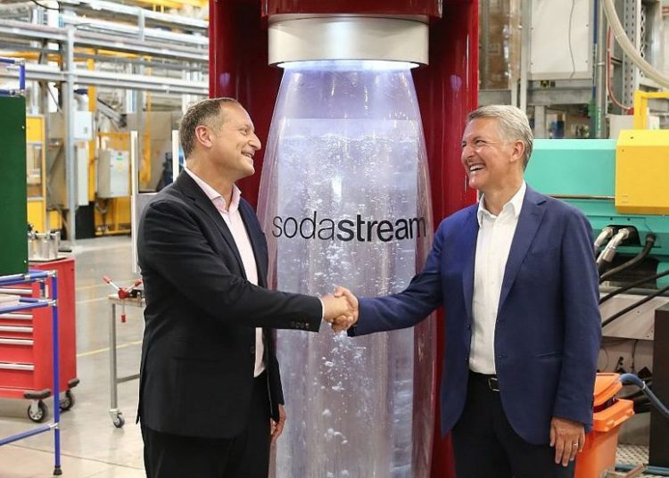 El CEO de SodaStream, Daniel Birnbaum (l) y Ramon Laguarta, CEO de PepsiCo, en la fábrica de SodaStream en el desierto de Negev en Israel, junto a la ciudad de Rahat, el 20 de agosto de 2018. (Eliran Avital)