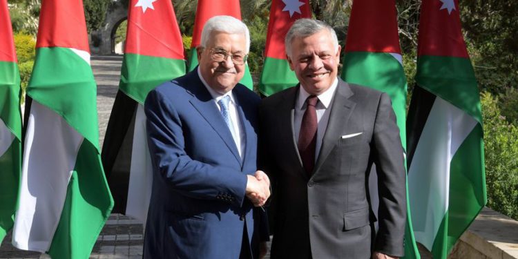 El rey jordano Abdullah y el presidente de la Autoridad Palestina Mahmoud Abbas se reunieron en Amman el 18 de diciembre de 2018. (Crédito: Wafa)