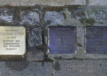 Italia: Indignación tras el robo de placas en honor a los judíos deportados durante el Holocausto