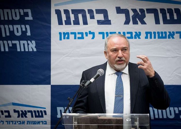 El líder del partido Yisrael Beytenu, Avigdor Liberman, encabeza una reunión de facción en la Knesset el 10 de diciembre de 2018. (Yonatan Sindel / Flash 90)