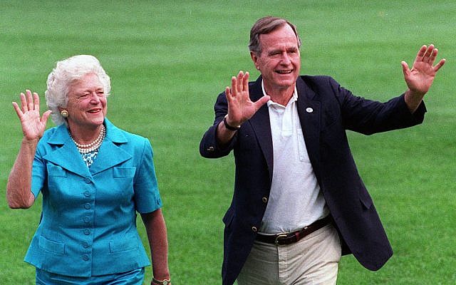 En esta foto de archivo del 24 de agosto de 1992, el presidente George HW Bush y la primera dama Barbara Bush caminan con su perro Millie a través de South Lawn cuando regresan a la Casa Blanca (Foto AP / Scott Applewhite, archivo)