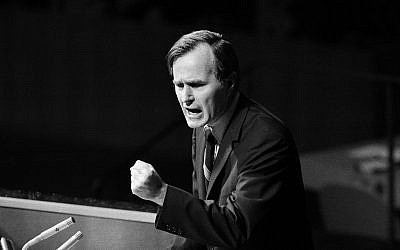 En esta foto de archivo del 18 de octubre de 1971, el embajador de Estados Unidos, George HW Bush, hace gestos mientras se dirige a la Asamblea General de las Naciones Unidas durante el debate sobre China. Negó que la fórmula de los Estados Unidos fuera un plan de “Dos Chinas” o “Un China y un Taiwán” (Foto / Archivo de AP)