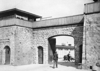 En esta foto de 1945, la puerta principal se representa en el campo de concentración de Mauthausen, cerca de Linz, Austria. (Foto AP / Lynn Heinzerling, archivo)
