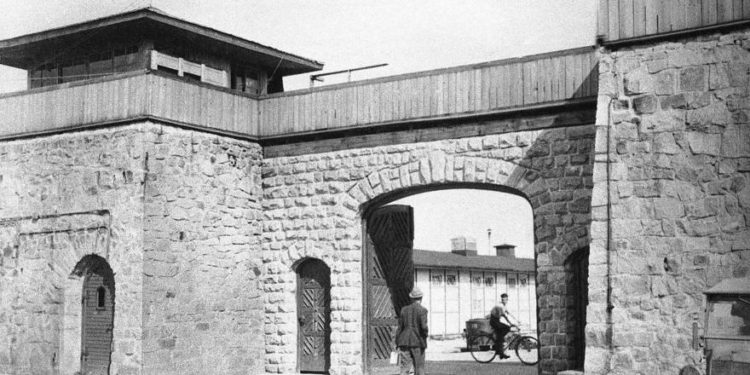 En esta foto de 1945, la puerta principal se representa en el campo de concentración de Mauthausen, cerca de Linz, Austria. (Foto AP / Lynn Heinzerling, archivo)