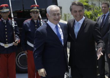 El primer ministro israelí, Benjamin Netanyahu, a la izquierda, es recibido por el presidente electo de Brasil, Jair Bolsonaro, en la base militar Fort Copacabana, en Río de Janeiro, Brasil, el viernes 28 de diciembre de 2018. (Leo Correa / Foto de grupo a través de AP)