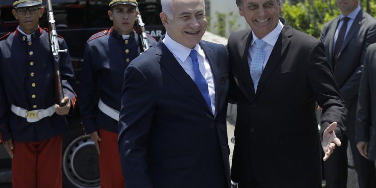 El primer ministro israelí, Benjamin Netanyahu, a la izquierda, es recibido por el presidente electo de Brasil, Jair Bolsonaro, en la base militar Fort Copacabana, en Río de Janeiro, Brasil, el viernes 28 de diciembre de 2018. (Leo Correa / Foto de grupo a través de AP)