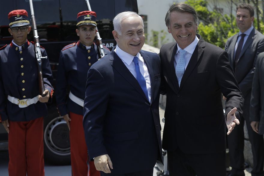 El primer ministro israelí, Benjamin Netanyahu, a la izquierda, es recibido por el presidente electo de Brasil, Jair Bolsonaro, en la base militar Fort Copacabana, en Río de Janeiro, Brasil, el viernes 28 de diciembre de 2018. (Leo Correa / Foto de grupo a través de AP)