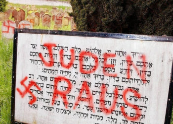 Ilustrativo: los carteles nazis que leen 'Judíos fuera' y las esvásticas están pintados en la entrada de un cementerio judío en Herrlisheim, este de Francia, en esta foto del 30 de abril de 2004. (Foto AP / Gil Michel)