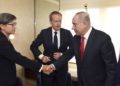 El primer ministro Benjamin Netanyahu, a la derecha, se reúne con el líder de la oposición federal australiana Bill Shorten, centro, y la senadora Penny Wong en Sydney, el 24 de febrero de 2017. (William West / Pool Photo a través de AP)